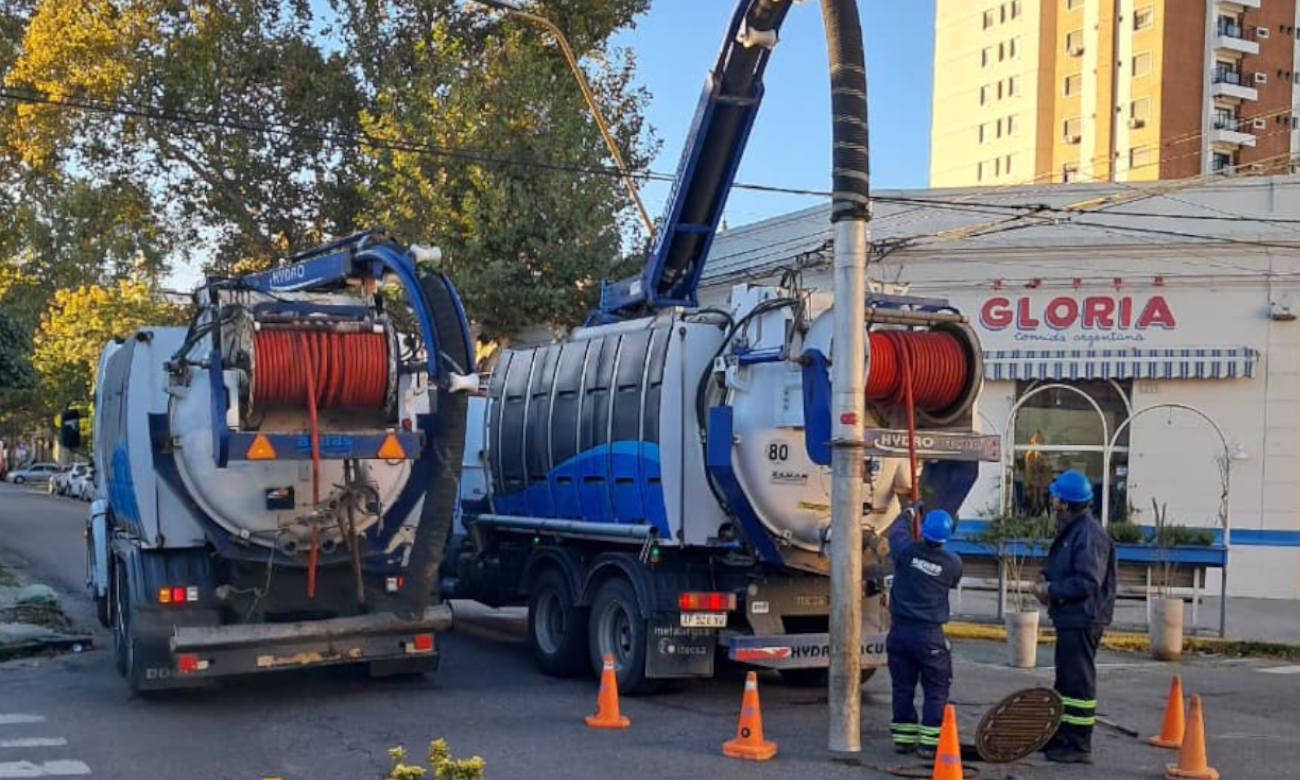 Trabajos de mantenimiento y limpieza en la red cloacal de la ciudad de Santa Fe.