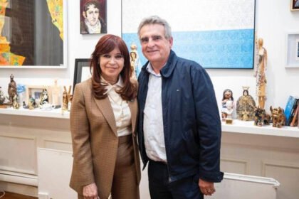Cristina Fernández de Kirchner y Agustín Rossi en el departamento de la expresidenta, durante un encuentro político. Foto de archivo.