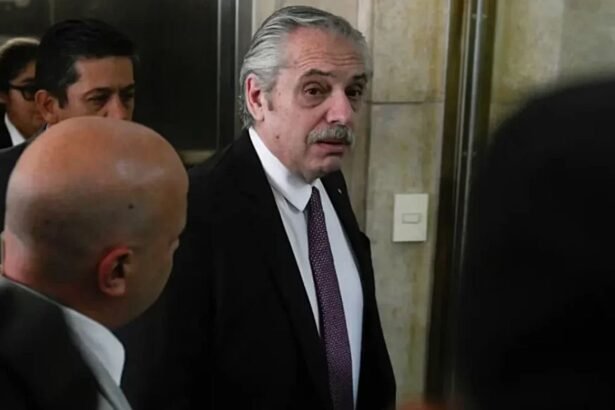 Alberto Fernández en los pasillos judiciales, durante una de sus comparecencias ante la Justicia.