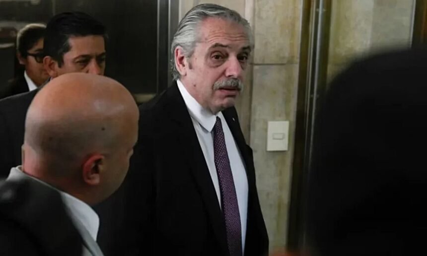 Alberto Fernández en los pasillos judiciales, durante una de sus comparecencias ante la Justicia.