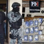 Procedimiento policial en una vivienda de Rosario donde se incautaron drogas, armas y otros elementos vinculados a la causa.