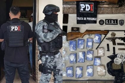 Procedimiento policial en una vivienda de Rosario donde se incautaron drogas, armas y otros elementos vinculados a la causa.