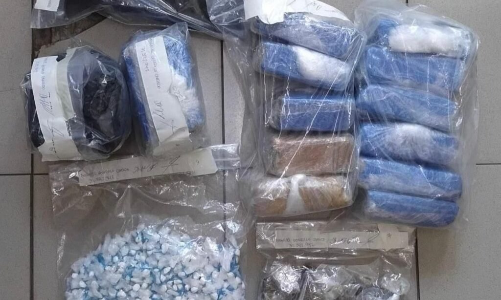 Elementos secuestrados durante un operativo policial en un domicilio de Rosario.