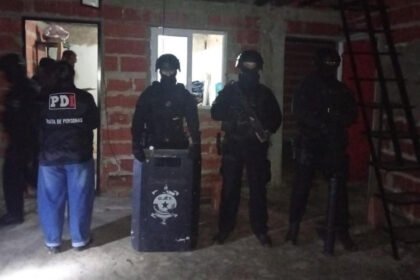 Operativo policial en barrio Alto Verde durante un procedimiento de investigación. Foto: archivo.