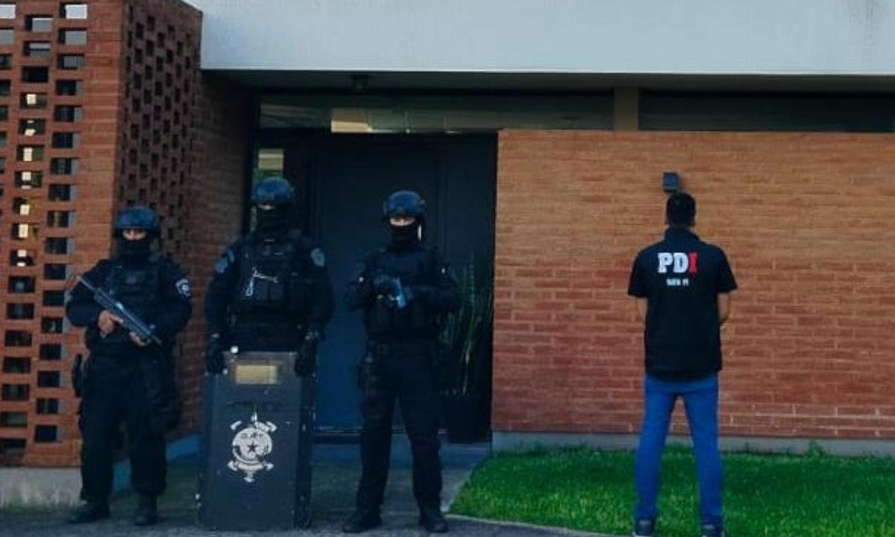 Allanamiento en vivienda de barrio privado por investigación de apuestas ilegales online.