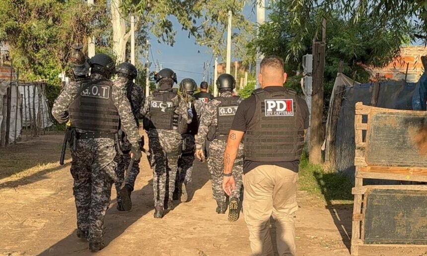 Efectivos de la PDI durante uno de los allanamientos realizados en Recreo en el marco de la investigación por microtráfico.