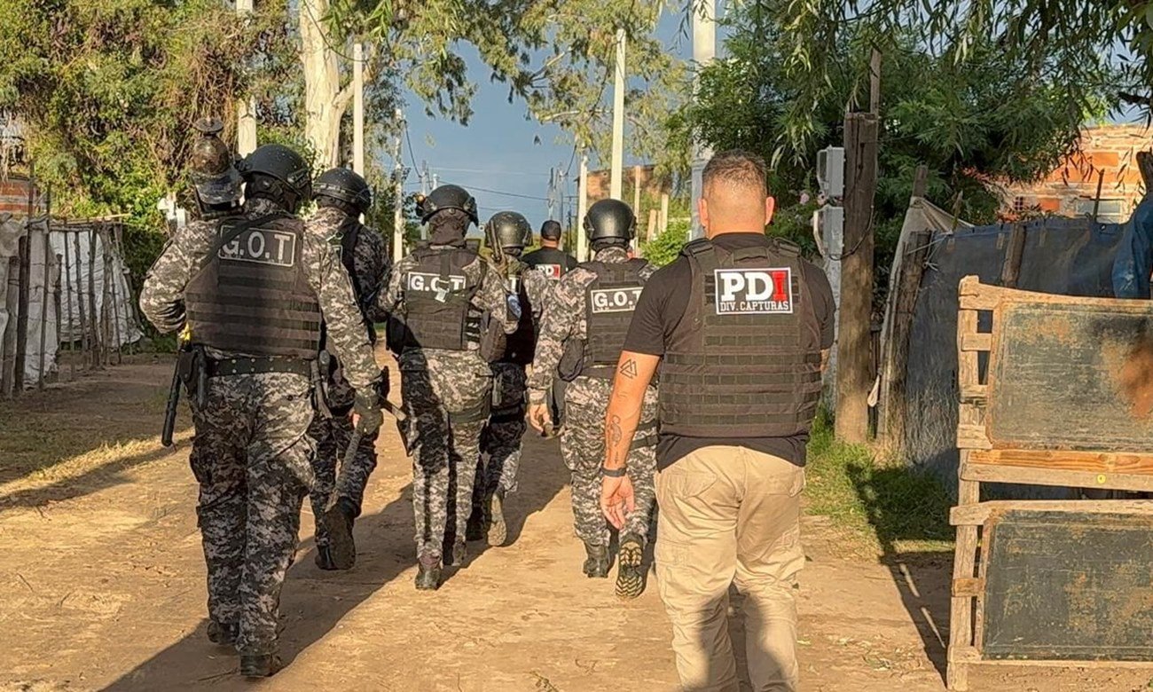 Efectivos de la PDI durante uno de los allanamientos realizados en Recreo en el marco de la investigación por microtráfico.