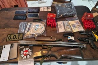 Operativo policial con despliegue de fuerzas de seguridad durante allanamientos simultáneos en distintos barrios.