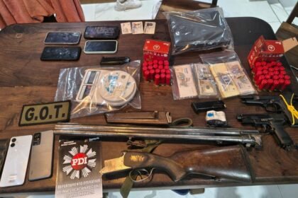 Operativo policial con despliegue de fuerzas de seguridad durante allanamientos simultáneos en distintos barrios.