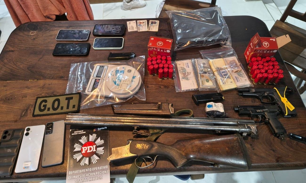 Operativo policial con despliegue de fuerzas de seguridad durante allanamientos simultáneos en distintos barrios.