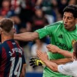 Momento en que Esteban Andrada agrede a Jorge Pulido durante el tenso cierre del partido entre Real Zaragoza y Huesca, en una acción que derivó en una dura sanción disciplinaria.