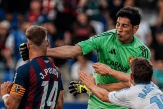 Momento en que Esteban Andrada agrede a Jorge Pulido durante el tenso cierre del partido entre Real Zaragoza y Huesca, en una acción que derivó en una dura sanción disciplinaria.