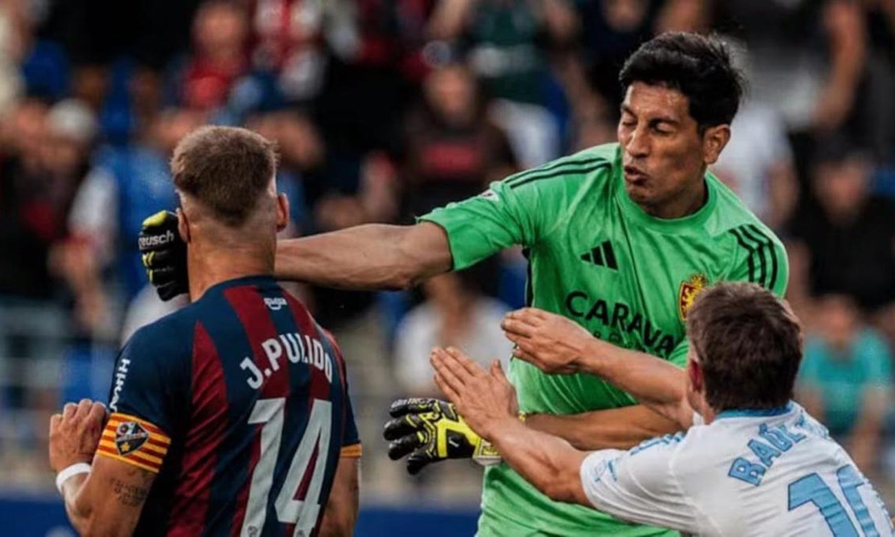 Momento en que Esteban Andrada agrede a Jorge Pulido durante el tenso cierre del partido entre Real Zaragoza y Huesca, en una acción que derivó en una dura sanción disciplinaria.