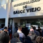 Trabajadores municipales de ASOEM realizan una medida de fuerza con paro y protesta en Sauce Viejo en reclamo de mejoras laborales y cumplimiento de acuerdos.