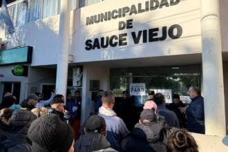 Trabajadores municipales de ASOEM realizan una medida de fuerza con paro y protesta en Sauce Viejo en reclamo de mejoras laborales y cumplimiento de acuerdos.