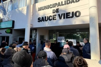 Trabajadores municipales de ASOEM realizan una medida de fuerza con paro y protesta en Sauce Viejo en reclamo de mejoras laborales y cumplimiento de acuerdos.