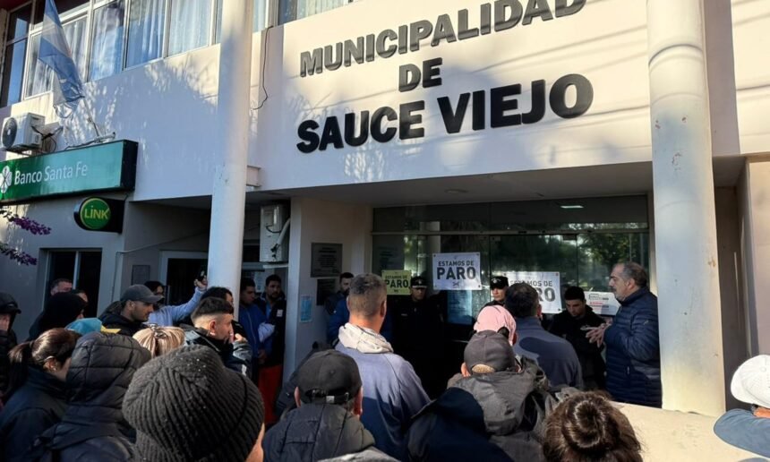 Trabajadores municipales de ASOEM realizan una medida de fuerza con paro y protesta en Sauce Viejo en reclamo de mejoras laborales y cumplimiento de acuerdos.