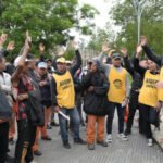 Trabajadores municipales y representantes gremiales se manifiestan en Sauce Viejo en el marco del conflicto laboral. Foto: Prensa ASOEM.