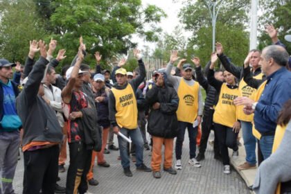 Trabajadores municipales y representantes gremiales se manifiestan en Sauce Viejo en el marco del conflicto laboral. Foto: Prensa ASOEM.