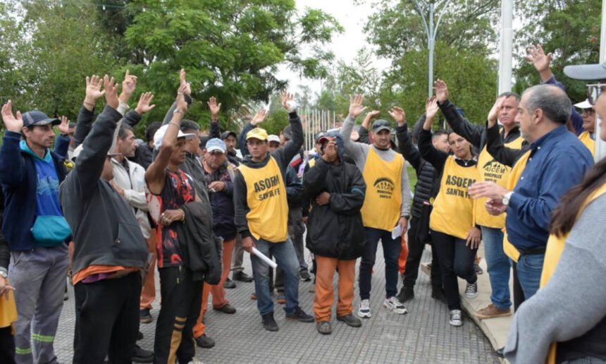 Trabajadores municipales y representantes gremiales se manifiestan en Sauce Viejo en el marco del conflicto laboral. Foto: Prensa ASOEM.
