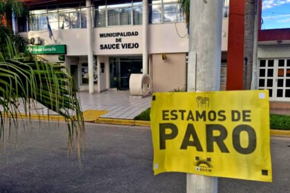 Trabajadores municipales de ASOEM realizan una medida de fuerza con paro y protesta en Sauce Viejo en reclamo de mejoras laborales y cumplimiento de acuerdos.