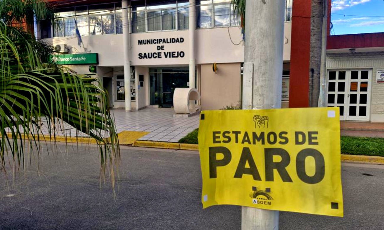 Trabajadores municipales de ASOEM realizan una medida de fuerza con paro y protesta en Sauce Viejo en reclamo de mejoras laborales y cumplimiento de acuerdos.