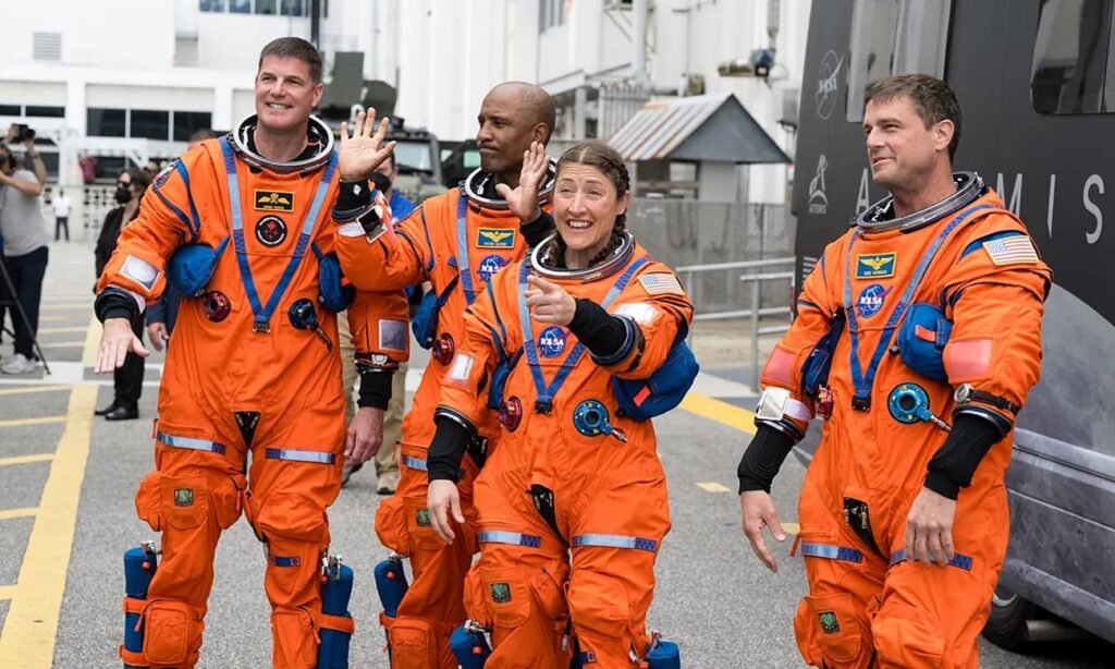 La tripulación de Artemis II posa tras completar una histórica misión, marcando un nuevo capítulo en la exploración espacial rumbo al regreso del ser humano a la Luna.