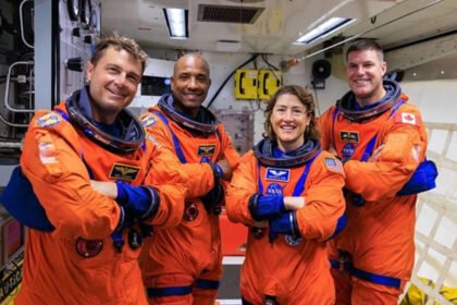 Astronautas a bordo de la cápsula Orión durante una misión del programa Artemis, en tareas operativas dentro del módulo de tripulación.