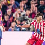Julián Álvarez celebra tras el pitazo final mientras Lamine Yamal se muestra frustrado por la eliminación del FC Barcelona ante el Atlético de Madrid en la UEFA Champions League.