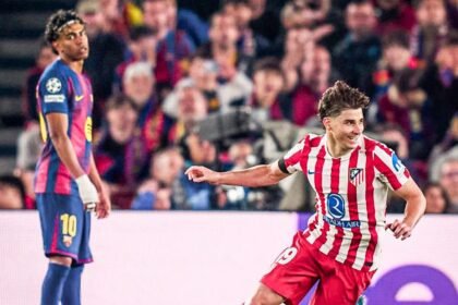 Julián Álvarez celebra tras el pitazo final mientras Lamine Yamal se muestra frustrado por la eliminación del FC Barcelona ante el Atlético de Madrid en la UEFA Champions League.
