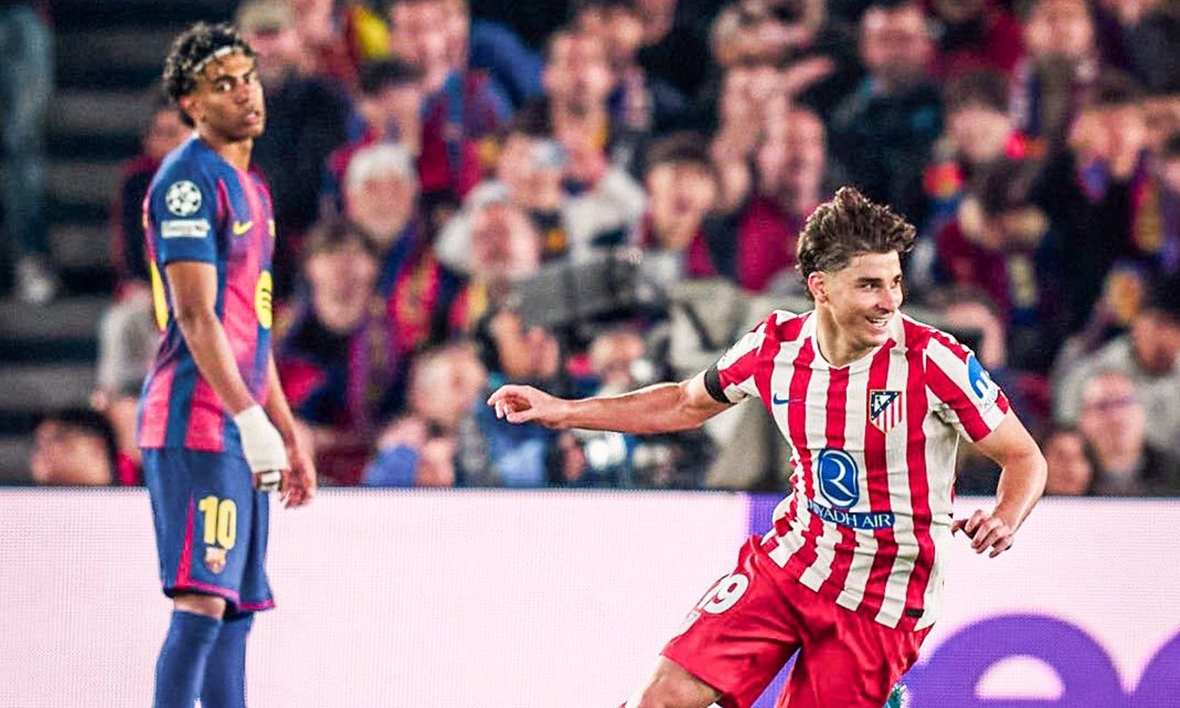 Julián Álvarez celebra tras el pitazo final mientras Lamine Yamal se muestra frustrado por la eliminación del FC Barcelona ante el Atlético de Madrid en la UEFA Champions League.