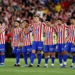 Jugadores de Atlético Madrid permanecen en el campo con gestos de frustración tras caer por penales en la final, luego de un partido intenso que se definió desde los doce pasos.