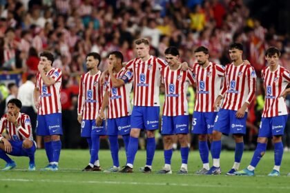 Jugadores de Atlético Madrid permanecen en el campo con gestos de frustración tras caer por penales en la final, luego de un partido intenso que se definió desde los doce pasos.