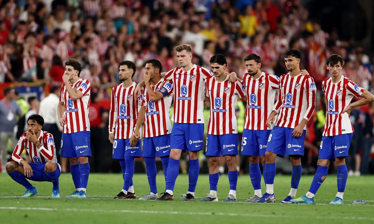 Jugadores de Atlético Madrid permanecen en el campo con gestos de frustración tras caer por penales en la final, luego de un partido intenso que se definió desde los doce pasos.