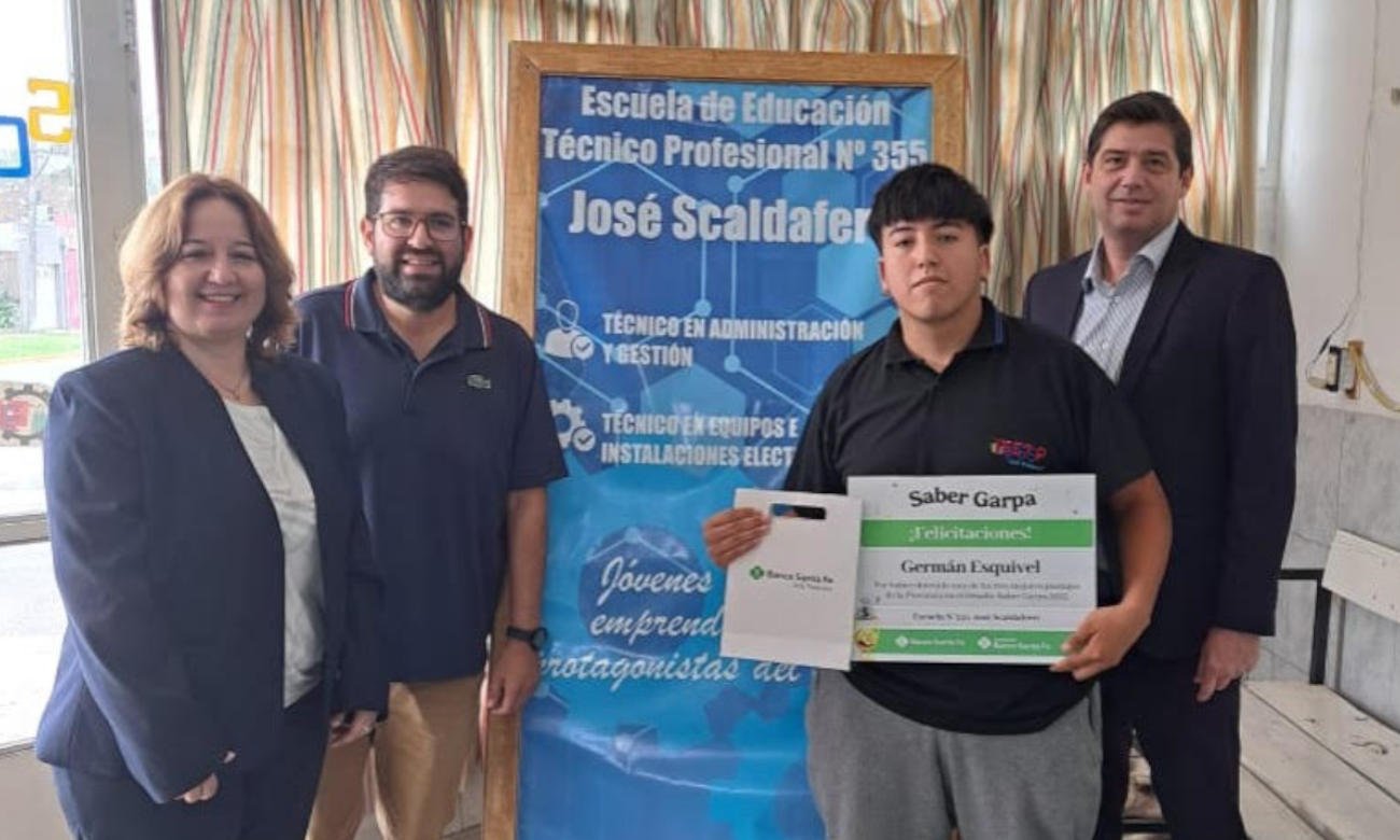 Estudiante secundario participa del programa “Saber Garpa” impulsado por el Banco Santa Fe, incorporando herramientas de educación financiera a través de contenidos digitales interactivos.