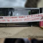 Bandera con mensaje dirigido a la dirigencia de Colón colocada en uno de los accesos al estadio.