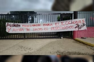Bandera con mensaje dirigido a la dirigencia de Colón colocada en uno de los accesos al estadio.