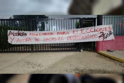 Bandera con mensaje dirigido a la dirigencia de Colón colocada en uno de los accesos al estadio.