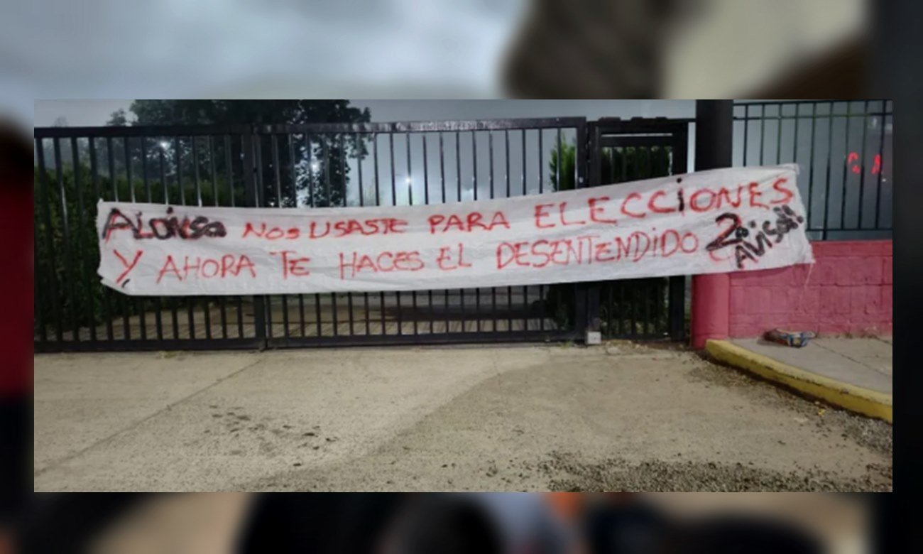 Bandera con mensaje dirigido a la dirigencia de Colón colocada en uno de los accesos al estadio.