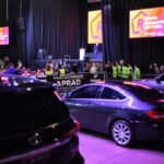 Subasta pública con participación abierta, donde interesados realizan ofertas en un proceso supervisado por autoridades. Foto de archivo.