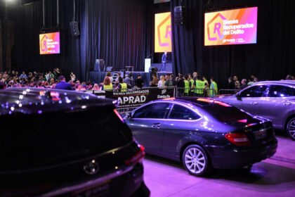 Subasta pública con participación abierta, donde interesados realizan ofertas en un proceso supervisado por autoridades. Foto de archivo.