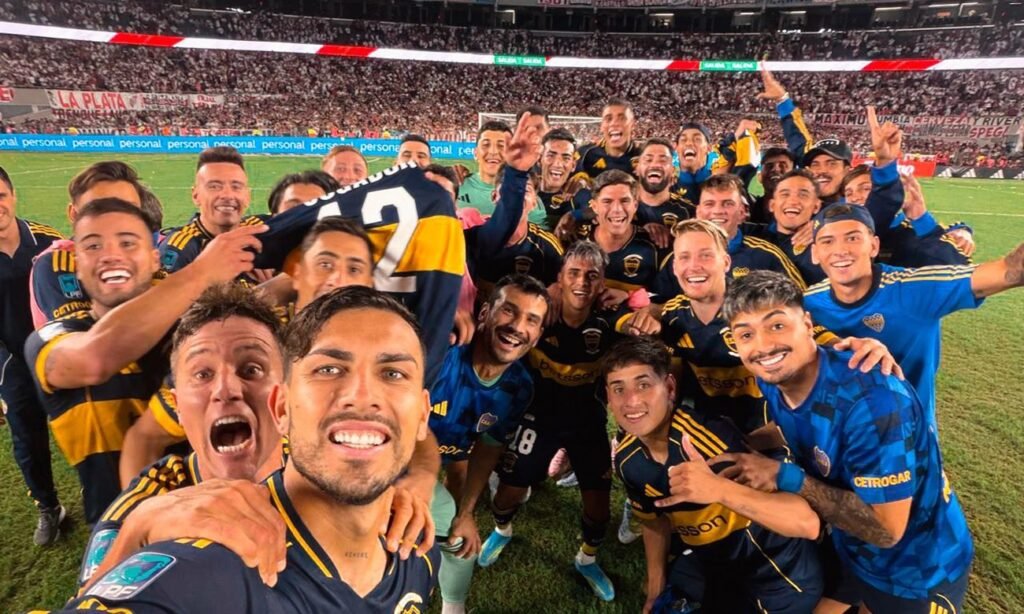Jugadores de Boca Juniors celebran juntos en el campo de juego tras la victoria ante River en el estadio Monumental por el Superclásico.