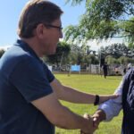 El senador Rodrigo Borla durante una visita al Club Atlético La Penca, junto a integrantes de la institución y vecinos de la localidad. Foto de archivo