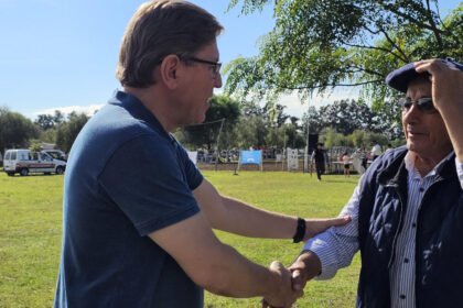 El senador Rodrigo Borla durante una visita al Club Atlético La Penca, junto a integrantes de la institución y vecinos de la localidad. Foto de archivo