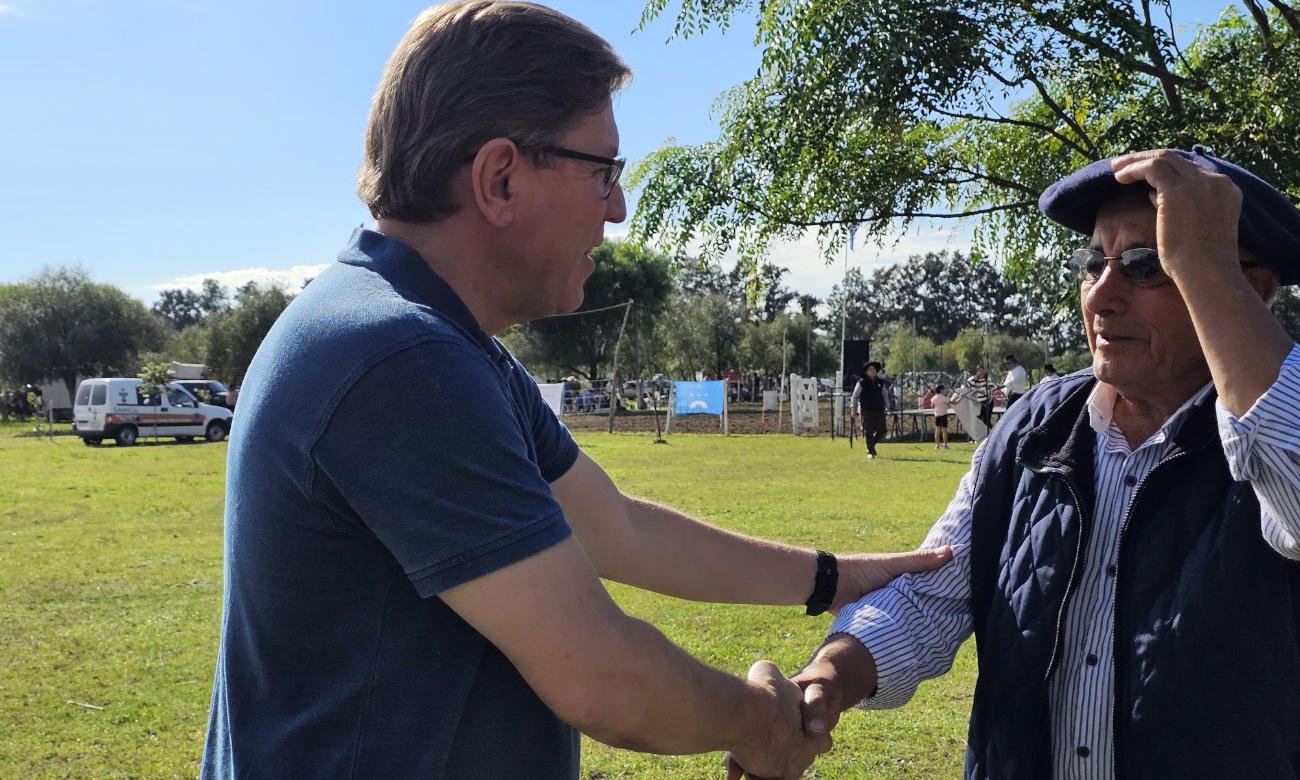 El senador Rodrigo Borla durante una visita al Club Atlético La Penca, junto a integrantes de la institución y vecinos de la localidad. Foto de archivo