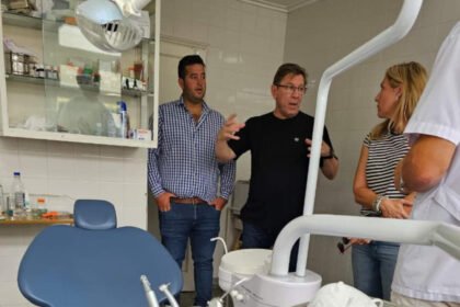Recorrida oficial por instalaciones de salud pública con autoridades y personal sanitario.