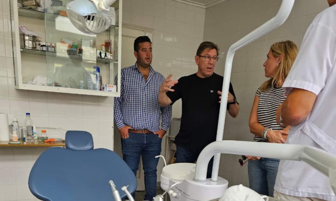 Recorrida oficial por instalaciones de salud pública con autoridades y personal sanitario.