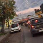 Camión incrustado en la vidriera de un comercio tras perder el control en avenida Peñaloza y Zeballos, en Santa Fe. No se registraron heridos. Foto: Vía X Periodista @Veroensinas.