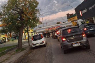 Camión incrustado en la vidriera de un comercio tras perder el control en avenida Peñaloza y Zeballos, en Santa Fe. No se registraron heridos. Foto: Vía X Periodista @Veroensinas.