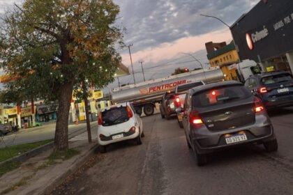 Camión incrustado en la vidriera de un comercio tras perder el control en avenida Peñaloza y Zeballos, en Santa Fe. No se registraron heridos. Foto: Vía X Periodista @Veroensinas.